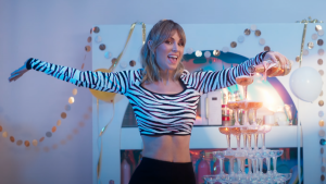 Edurne en el videoclip de Fresas & Champán