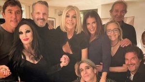 Miguel Bosé se rodea de grandes amigos
