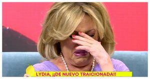 Lydia Lozano llorando en pleno directo en 'Sálvame'.