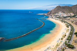 Vistas a la playa de Las Teresitas, una de las más populares de Tenerife.