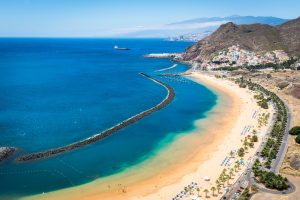 Vistas a la playa de Las Teresitas, una de las más populares de Tenerife.