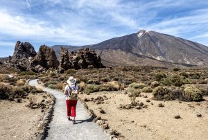 Una mujer haciendo senderismo en Tenerife.