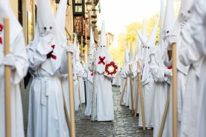 Nazarenos en una de las procesiones de Granada (Andalucía).