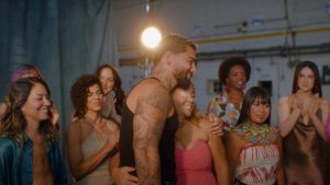 Maluma en el videoclip de su tema, La Reina