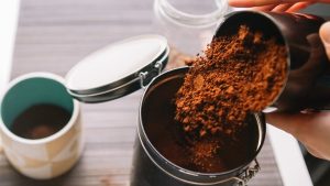 Guardando el café molido en un recipiente.