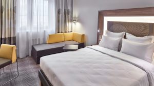 Cama de una habitación de un hotel.