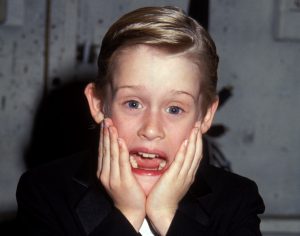 Macaulay Culkin de pequeño imitando el gesto de la película 'Solo en casa'.