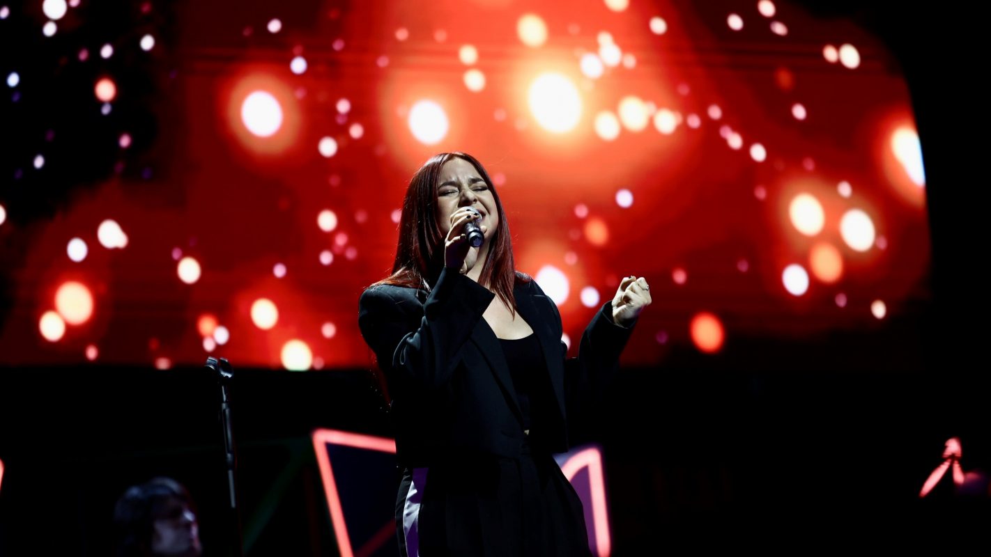 Marta Soto cantando en los Premios Dial 2023.