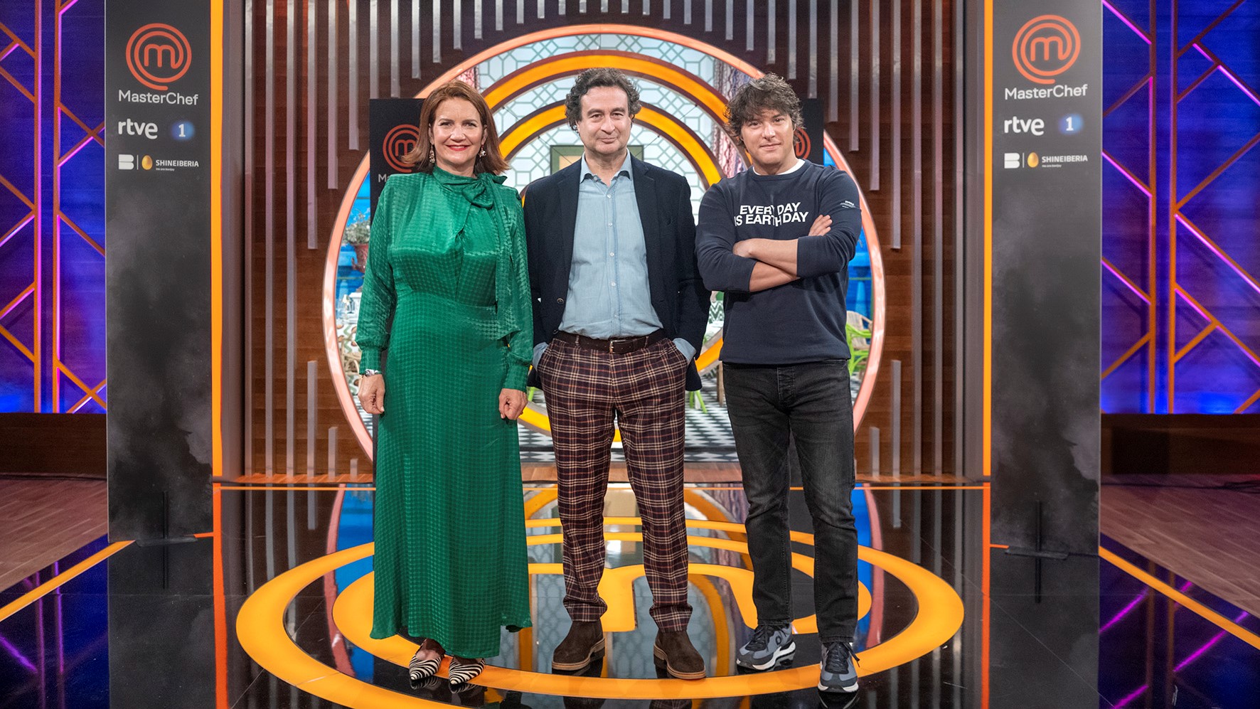 Samantha Vallejo-Nágara, Pepe Rodríguez y Jordi Cruz en las cocinas de 'MasterChef'.