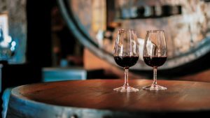 Varias copas de vino sobre una mesa.