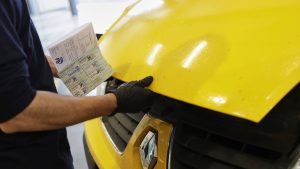 Un técnico comprobando el estado del coche.