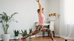 UIna chica haciendo deporte en casa para no sentirse culpable