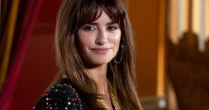 Penélope Cruz presumiento de su pelo durante la presentación de 'L'immensita' en Madrid.