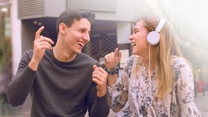 jóvenes escuchando música