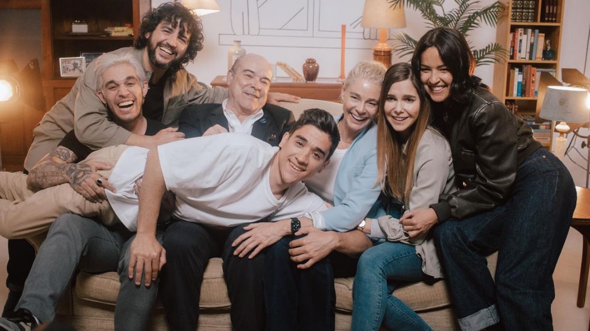 Fran Perea reúne a su familia en el videoclip de 1+1 son 7