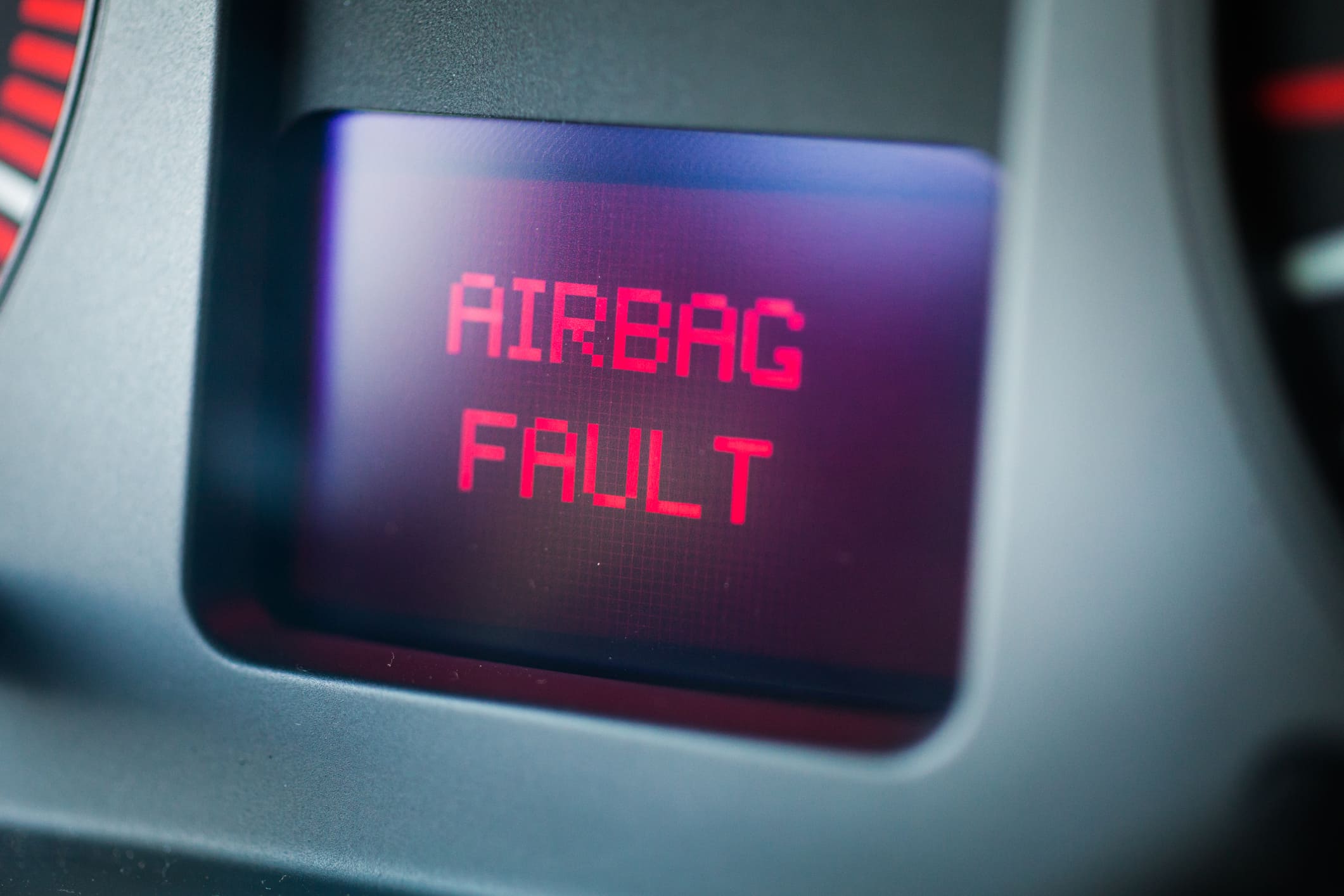 Anuncio de fallo en los airbags del coche.