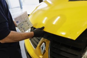 Un técnico de la ITV comprobando el estado del coche.