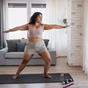 Una chica haciendo deporte en casa.