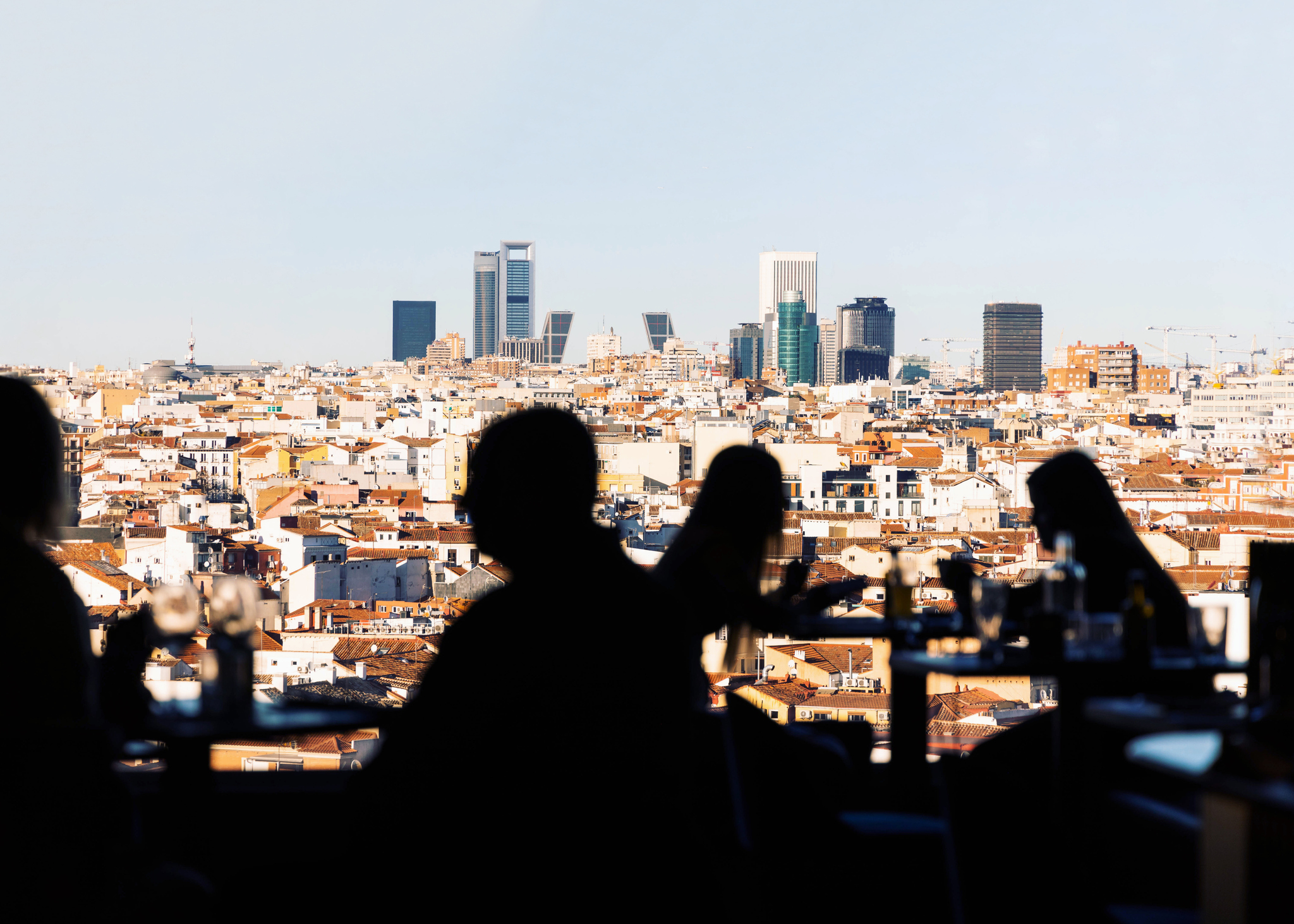 Varias cits de pareja es una de las terrazas de Madrid.