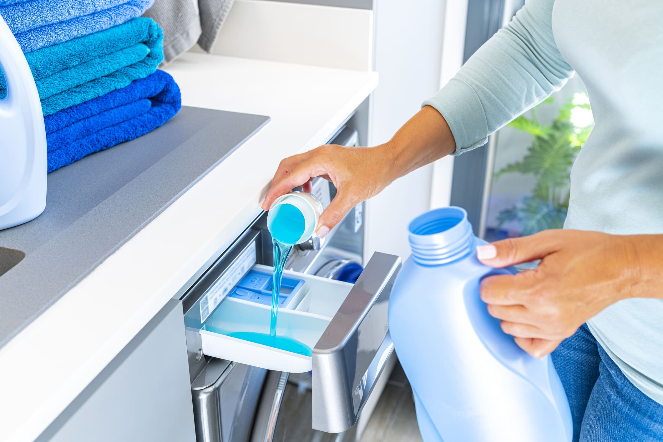 Los consejos de la OCU para limpiar la lavadora y evitar mal olor