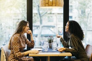 Dos chicas tienen una cita en un restaurante.