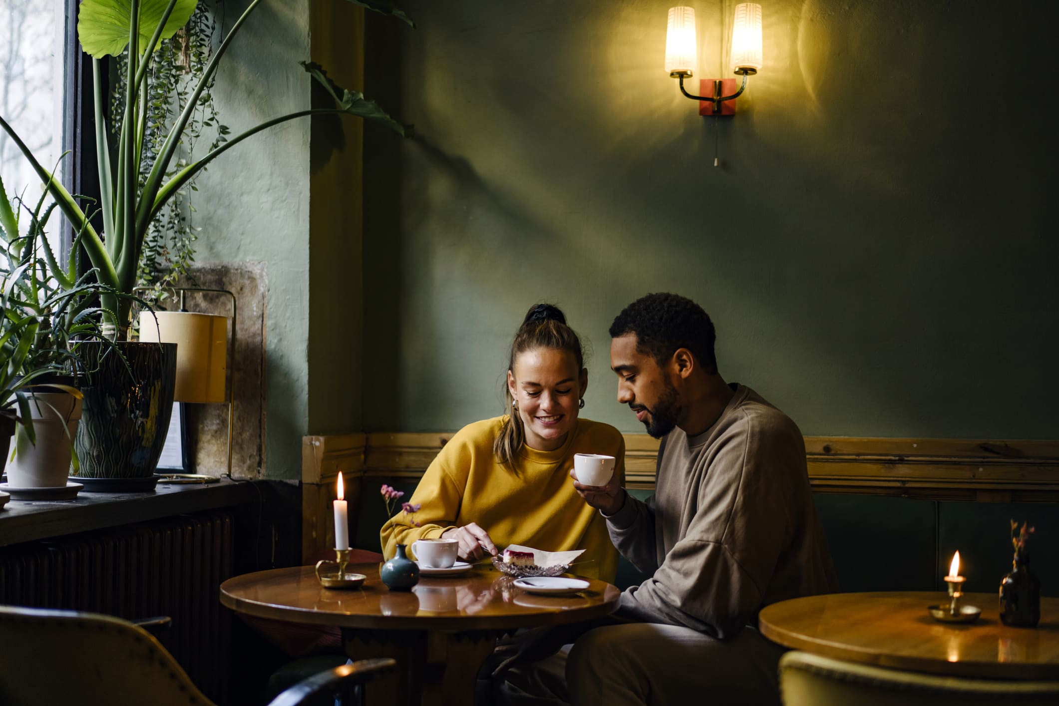 Dos personas disfrutan de una cita en una cafetería.