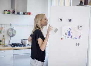 Una chica chequea el electrodomésticos de casa tras las vacaciones.