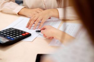 Una pareja debate si hacer la declaración de la Renta de forma conjunta o no.