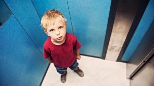 Niños solos en el ascensor.
