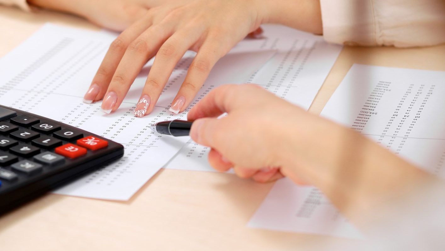 Una pareja debate si hacer la declaración de la Renta de forma conjunta o no.