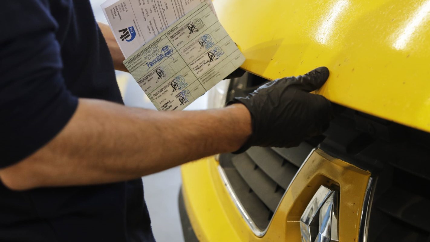 Un técnico comprobando el estado del coche.