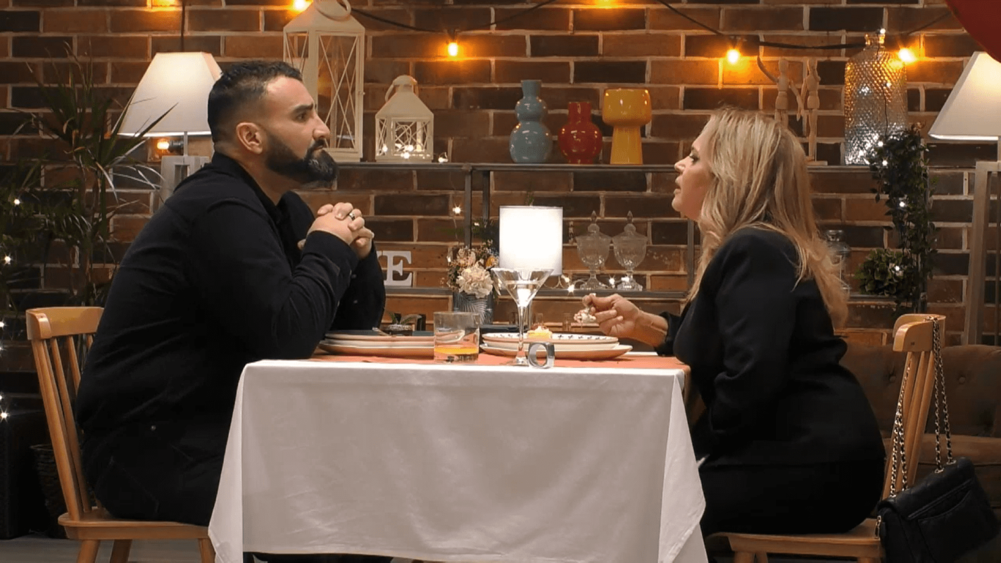 Claudia y Diego hablando en el restaurante de 'First Dates'.