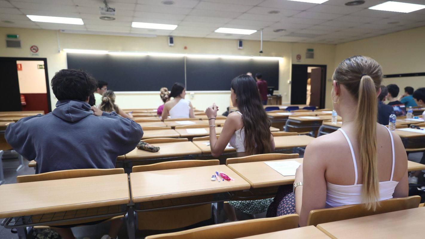 Varios alumnos haciendo la prueba de selectividad en una universidad de Madrid.