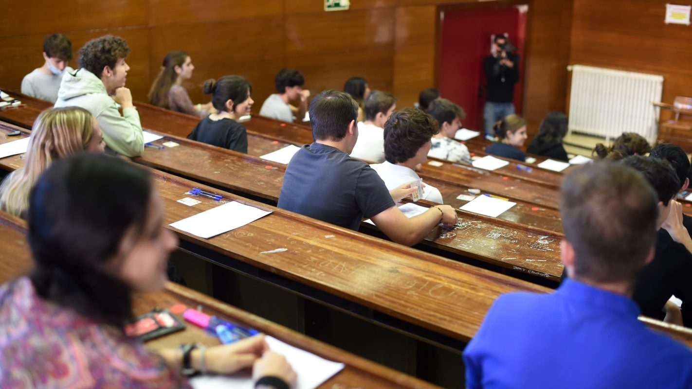 Varios alumnos realizando la prueba de EBAU en una Universidad de Madrid.