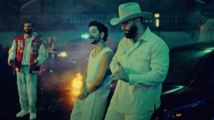 Carín León y Camilo en el videoclip de Ni me debes, ni te debo