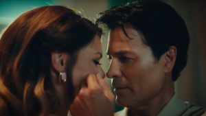 Chayanne en el videoclip de Bailando Bachata