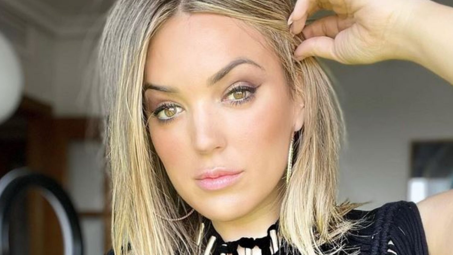 Marta Riesco posando desde su casa.