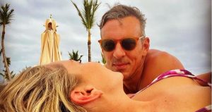 Joaquín Prat mirando a su chica, Alexia Pla.