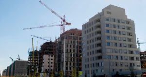 Varios edificios en construcción.