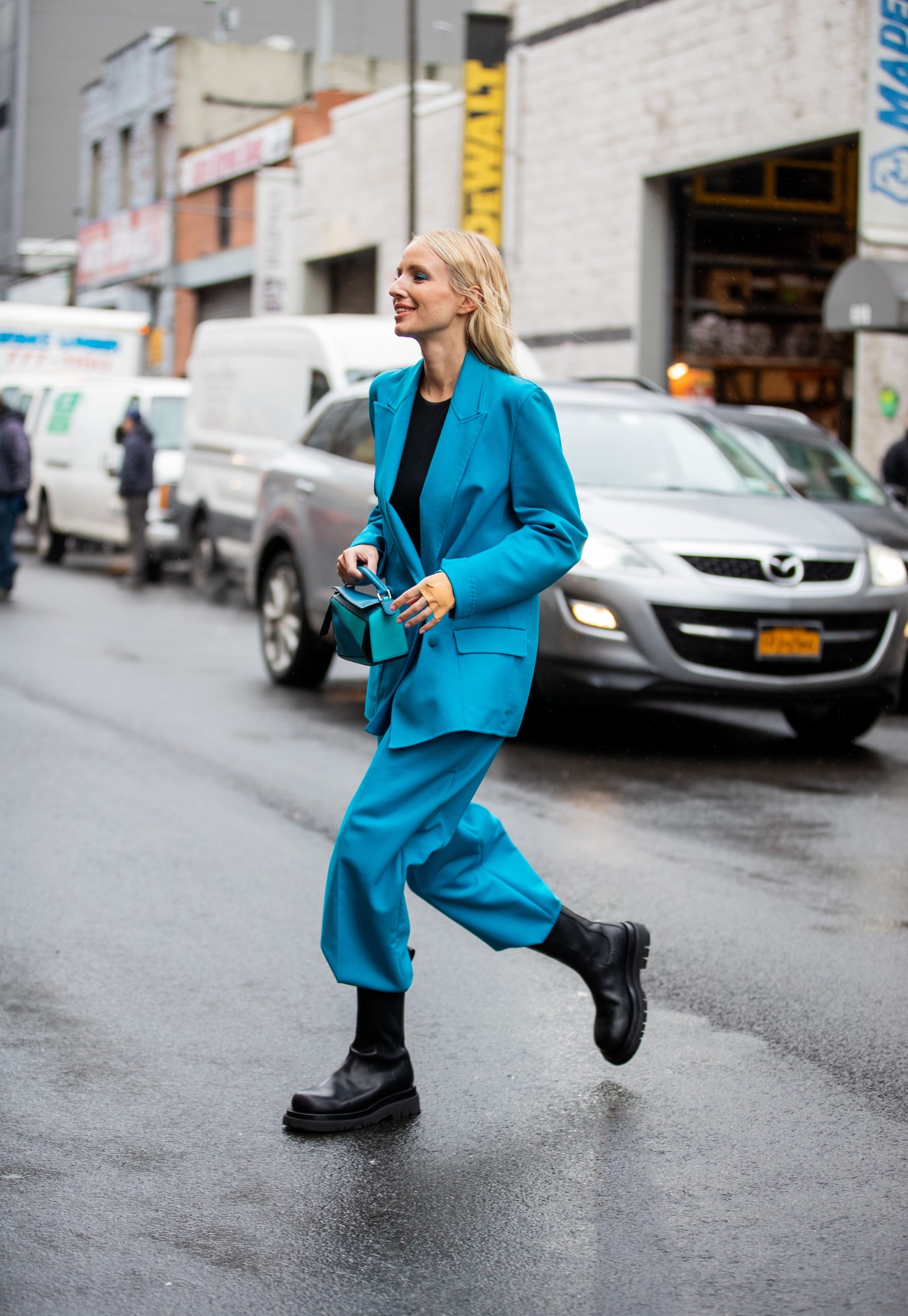 Leonie Hanne con un traje azul turquesa durante la Fashion Week de Nueva York.