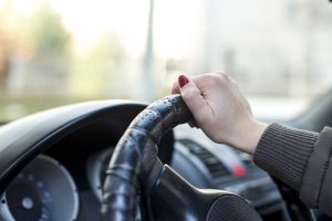 Una chica al volante.