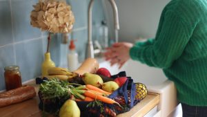 Varias piezas de frutas y verduras lavadas.
