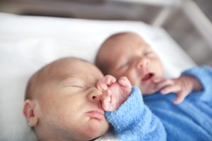 Dos bebés recién nacidos en la cama.