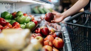 Una chica comprando frutas en el supermercado. Mercadona