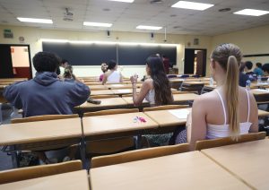 Varios alumnos haciendo la prueba de selectividad en una universidad de Madrid.