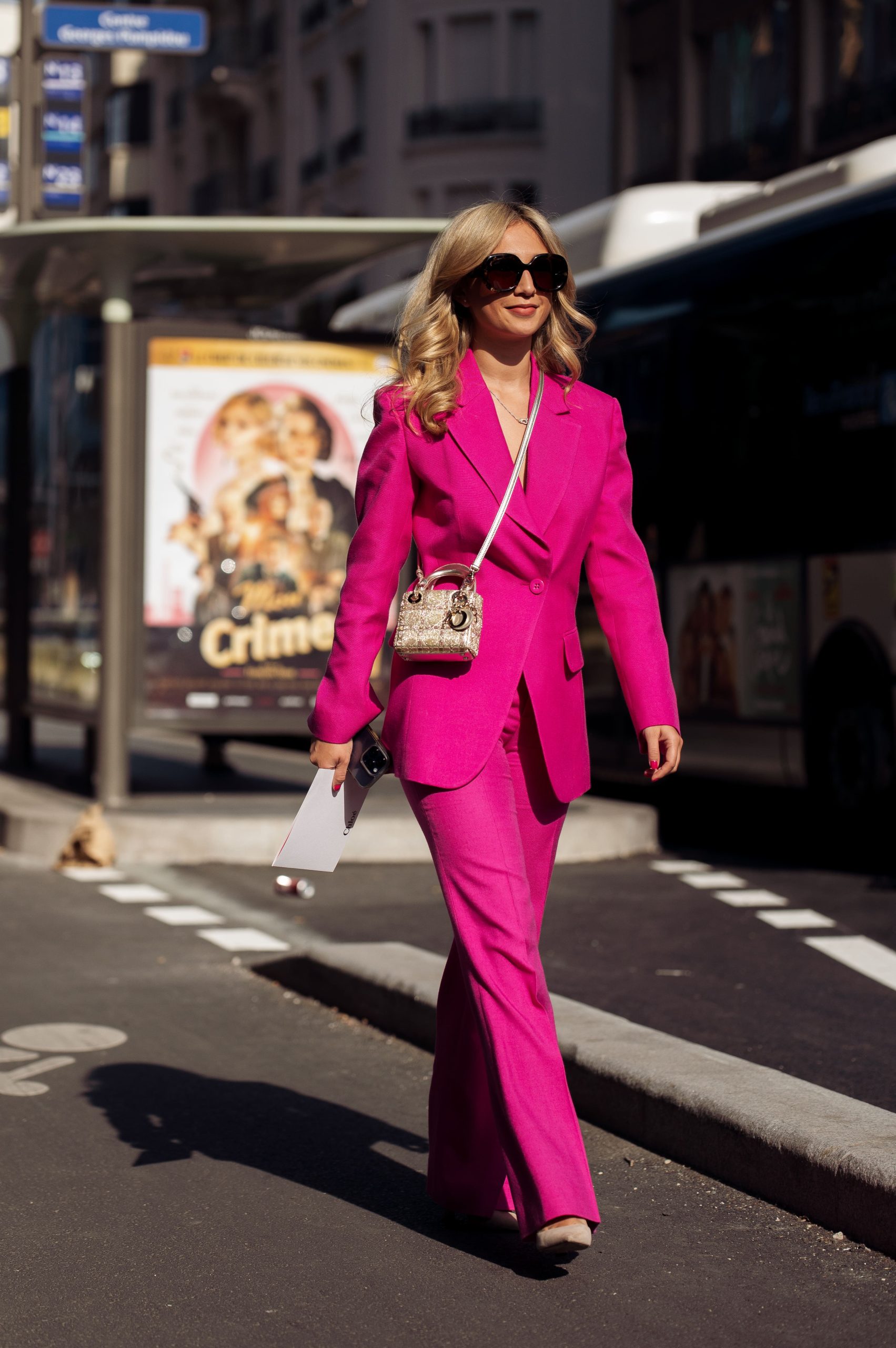 Una chica lleva un traje de color hot pink en Fashion Week de París.