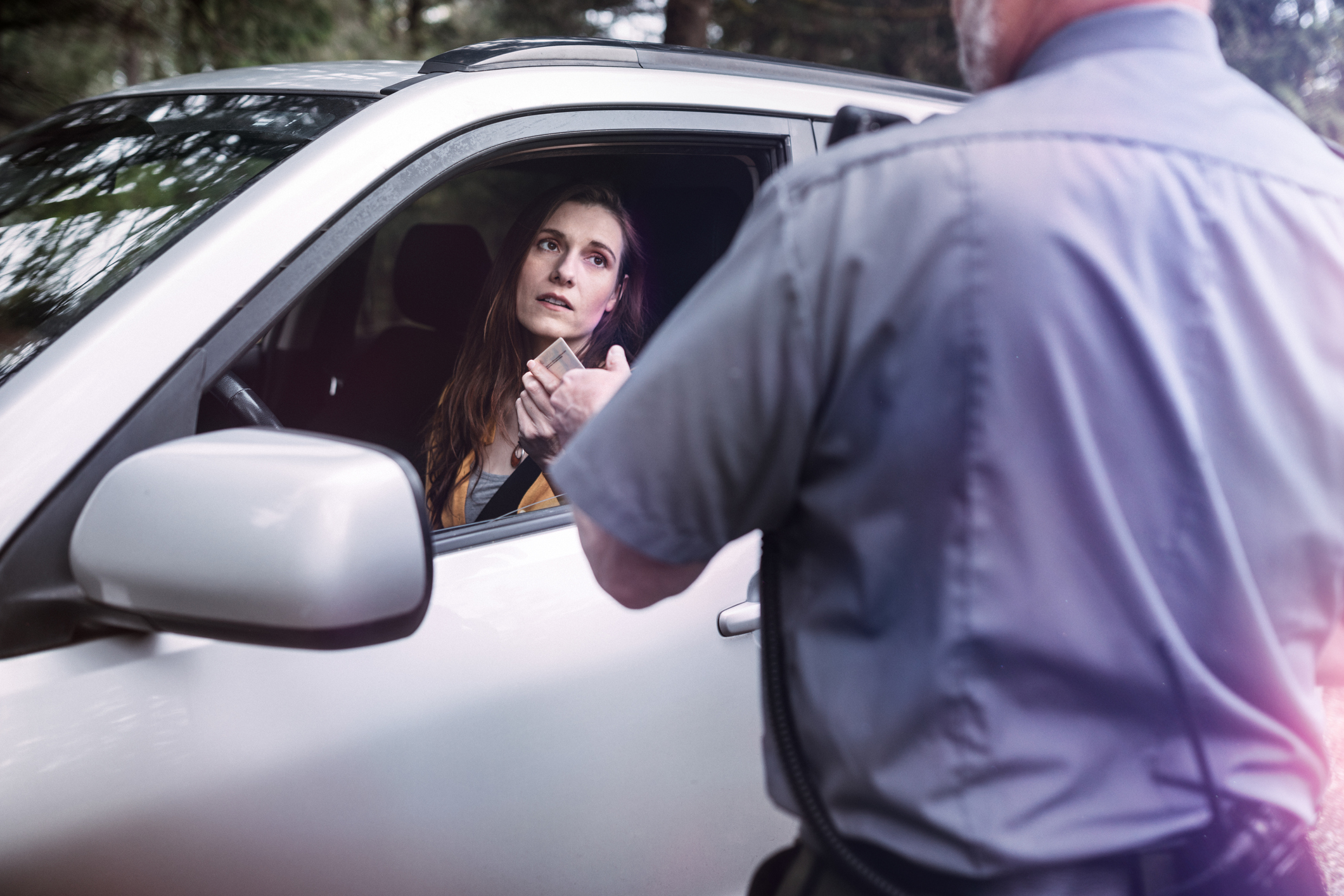 Una conductora recibe el alto de un policía.