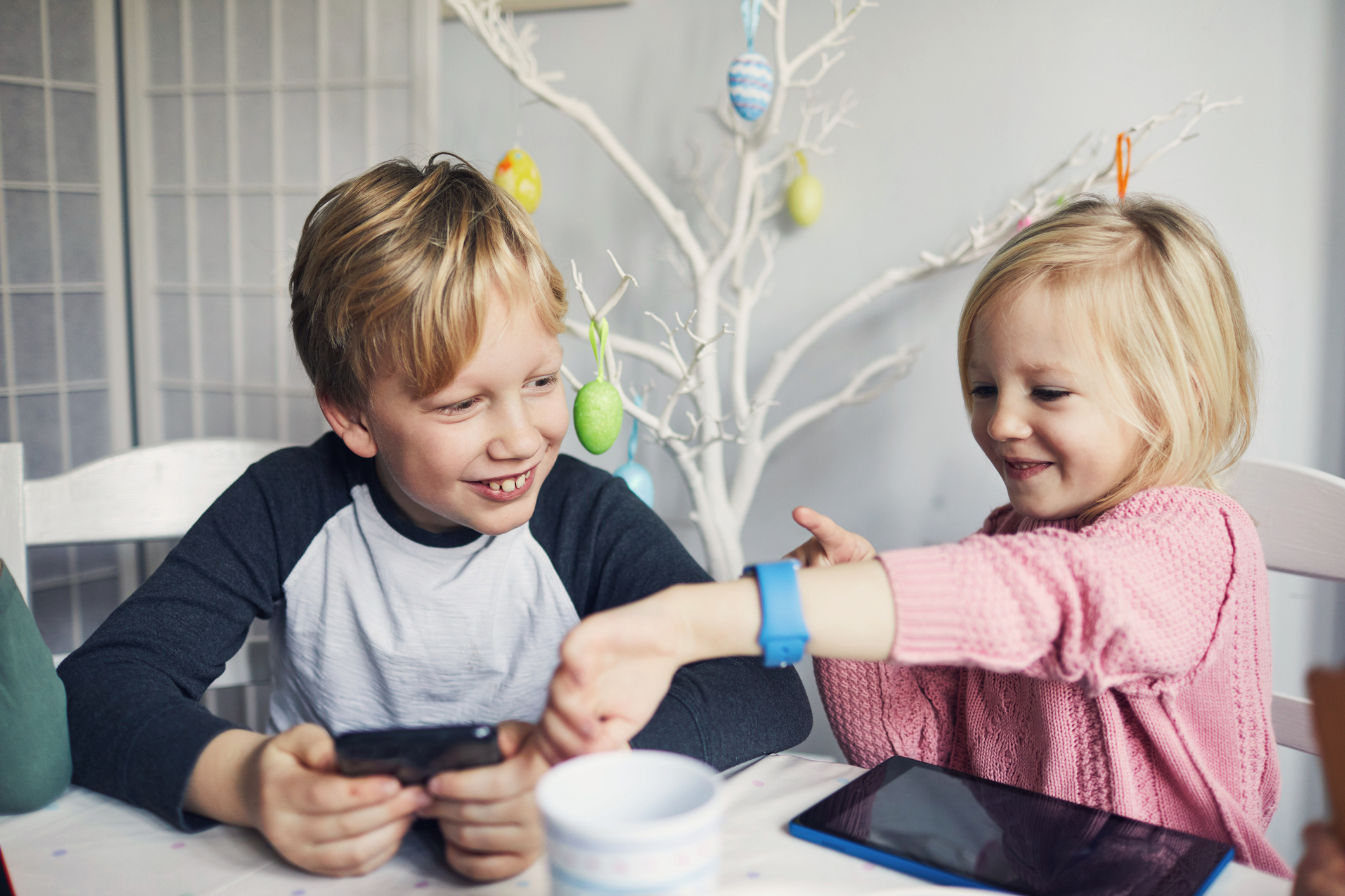 Niños mirando su reloj con GPS.