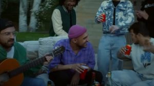 Nil Moliner en el videoclip de Mezcalito