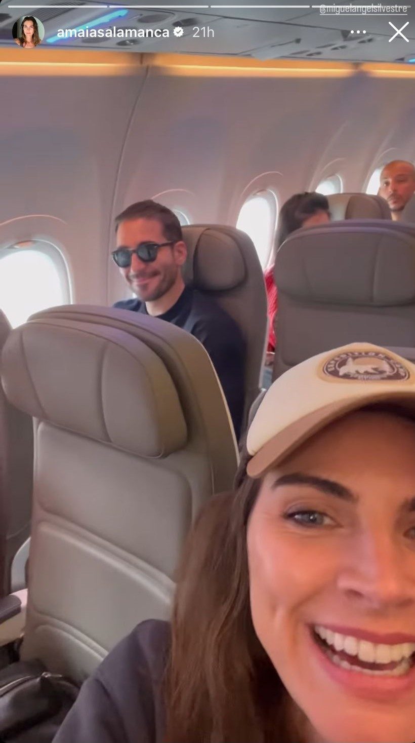 Amaia Montero y Miguel Ángel Silvestre coincidiendo en un avión.